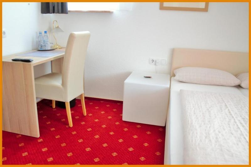Hotel-Garni 'Zum Weinkrug' Зоммерхаузен Экстерьер фото